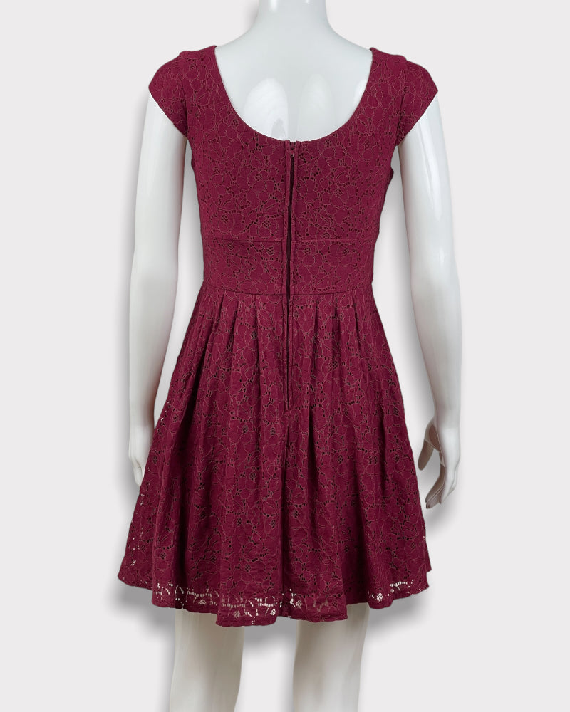 B. Darlin Maroon Lace Sleeveless Dress (M)