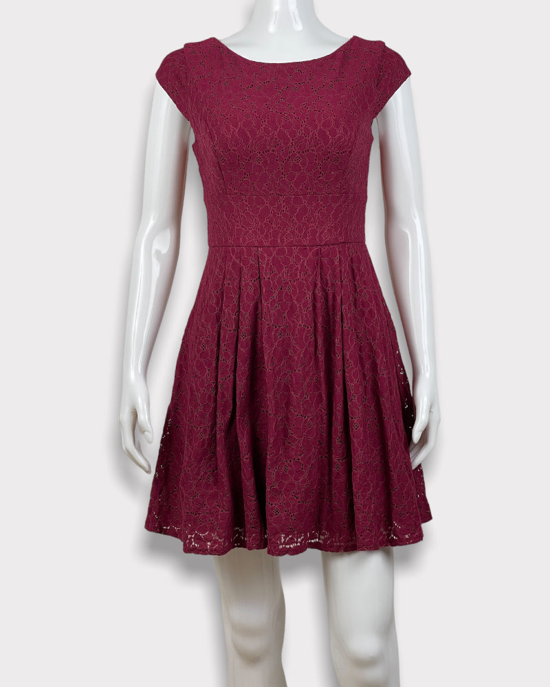 B. Darlin Maroon Lace Sleeveless Dress (M)